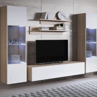 Móvel de sala de estar moderno em madeira clara e branco com iluminação nas vitrines