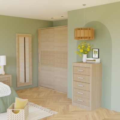 Quarto com móveis de madeira clara e decoração verde
