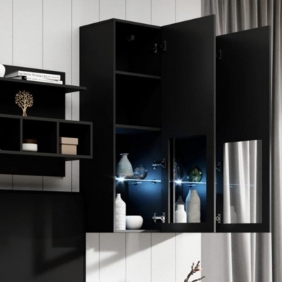 Móvel de casa de banho preto com porta espelhada e prateleiras internas iluminadas