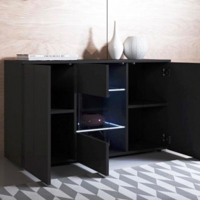 Aparador preto com portas abertas, iluminação interior e vasos decorativos em fundo claro