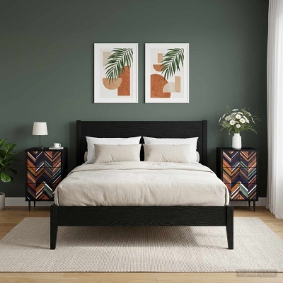 Quarto com cama, mesas de cabeceira coloridas e decoração floral e abstrata na parede.