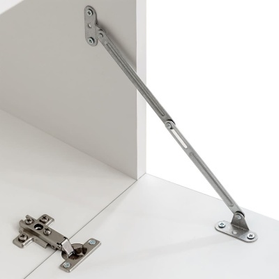 Ferramenta metálica articulada numa porta de móvel branca