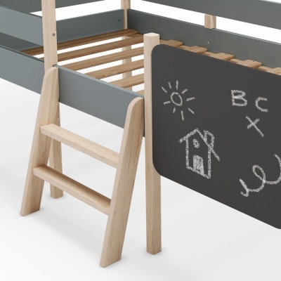 Cama infantil de madeira com quadro negro e escada
