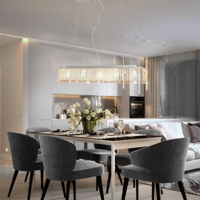 Mesa de jantar branca com quatro cadeiras cinza escuro e luminária de cristais