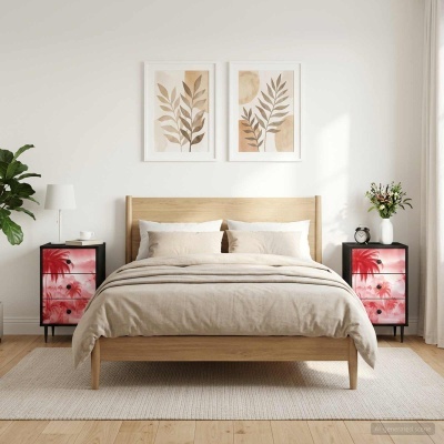Quarto com cama de madeira clara e mesas de cabeceira com gavetas decoradas, abajur, relógio e vaso de flores