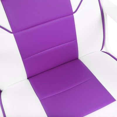 Cadeira estofada bicolor roxa e branca com linhas de costura