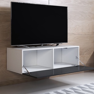 Móvel suspenso branco com porta de vidro preto aberta e televisão em cima