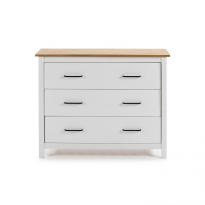 Cómoda branca com tampo de madeira clara e três gavetas com puxadores pretos