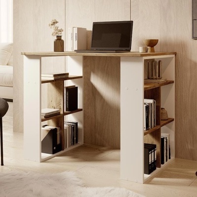 Secretária de madeira clara com prateleiras e computador portátil