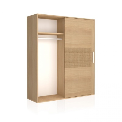 Roupeiro de madeira clara com porta de correr