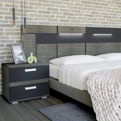 Quarto com cama cinzenta, mesa de cabeceira preta com gavetas e manta trançada bege