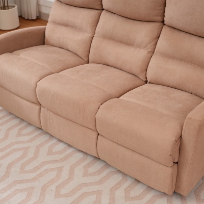 Sofá de tecido bege de três lugares com almofadas costuradas e tapete geométrico branco e bege