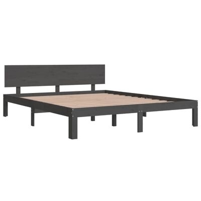 Cama metálica preta com cabeceira de madeira escura e ripas de madeira clara