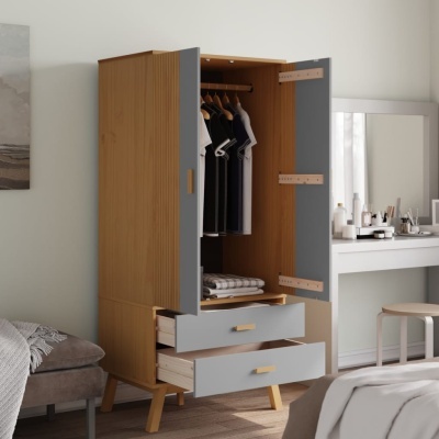Guarda-roupa de madeira com portas e gavetas cinza num quarto moderno