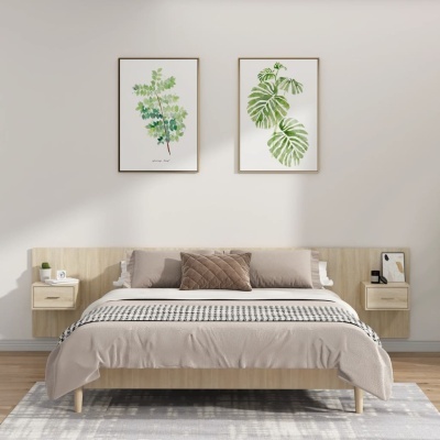 Quarto com cama de madeira clara, roupa de cama bege e manta padrão xadrez, duas mesinhas de cabeceira suspensas, tapete cinza e quadros de plantas na parede branca.