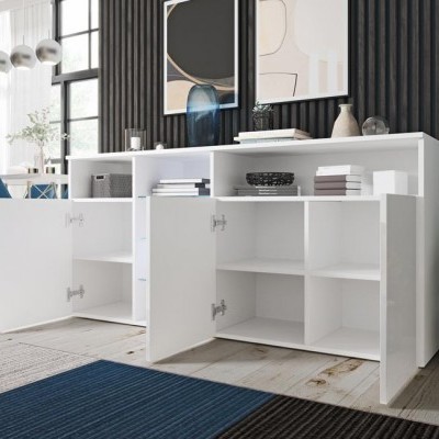 Móvel branco de madeira com portas abertas e estantes internas em sala moderna