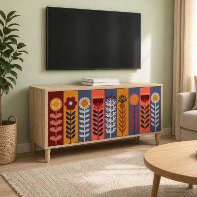 Móvel rústico de madeira com porta decorada com flores coloridas