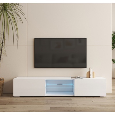 Móvel para TV branco com prateleira iluminada e televisão preta na parede