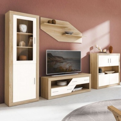 Conjunto de móveis para sala em madeira clara e branco com prateleira suspensa, vitrine, móvel TV e armário baixo