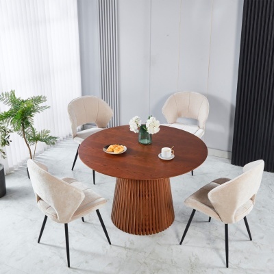 Mesa de jantar redonda em madeira escura com quatro cadeiras estofadas bege