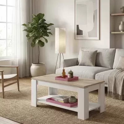 Mesa de centro retangular com tampo de madeira clara e estrutura branca numa sala de estar minimalista.