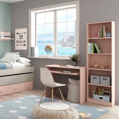 Quarto infantil organizado com mobília cor-de-rosa e cinza, e decoração alegre e clara.