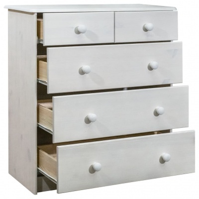 Cómoda branca com cinco gavetas abertas
