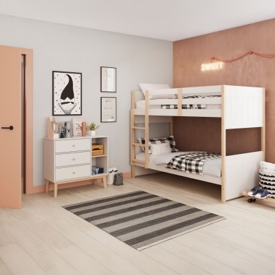 Quarto infantil com beliche branca e madeira, cómoda branca, tapete às riscas e decoração minimalista