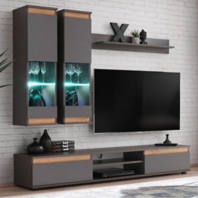 Móveis cinza escuro com detalhes em madeira clara e iluminação LED azul para sala