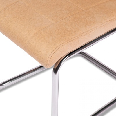 Cadeira estofada castanho claro com estrutura metálica cromada