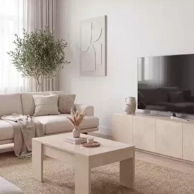 Sala de estar com decoração neutra, mesa de centro bege, sofá, tapete de fibras naturais, estante e televisão