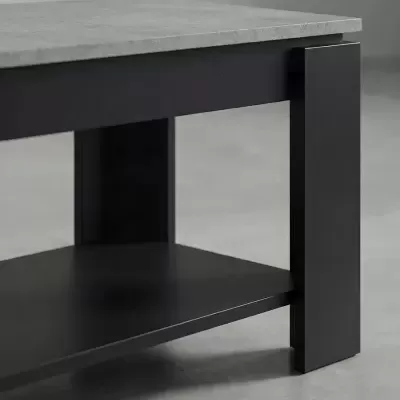 Mesa de centro com tampo em pedra cinza e estrutura preta