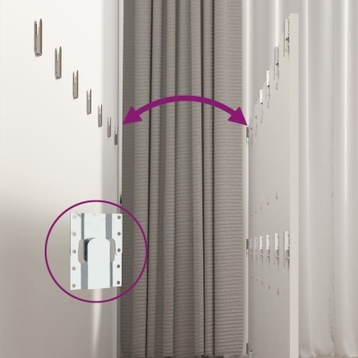 Armários metálicos brancos com fechaduras e cortinas cinzentas num ambiente fechado