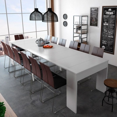 Mesa de jantar branca com 12 cadeiras castanhas e candeeiros pretos em sala moderna