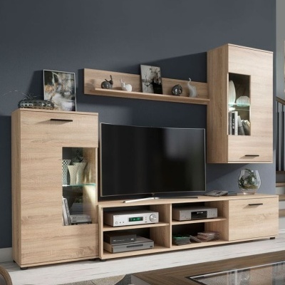 Conjunto de móveis para sala em madeira clara com televisão e objetos decorativos