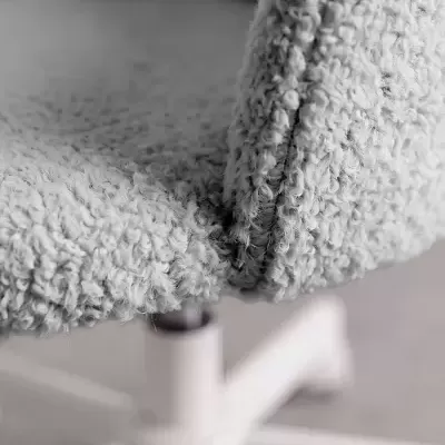 Cadeira de escritório cinza em tecido felpudo com base branca de metal