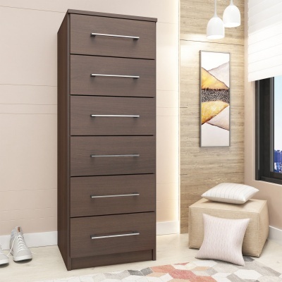 Cómoda alta castanha com seis gavetas numa sala moderna