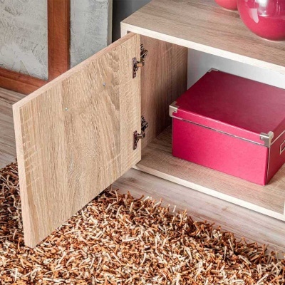 Móvel de madeira clara com caixa vermelha e tapete castanho