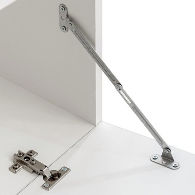 Suporte articulado metálico prateado numa porta branca de armário