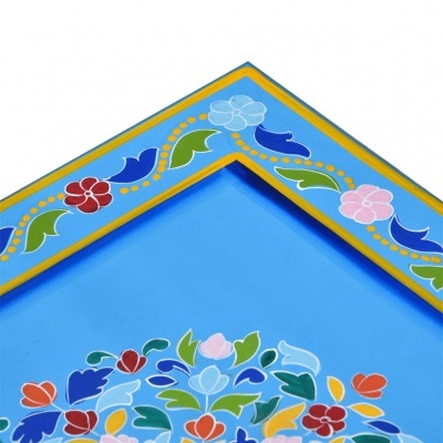 Tabuleiro azul com pintura floral colorida detalhada