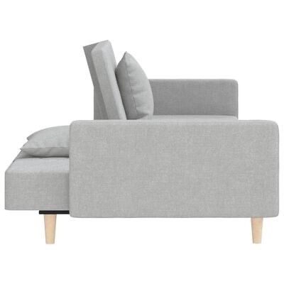 Sofá cinza claro de tecido com pernas em madeira