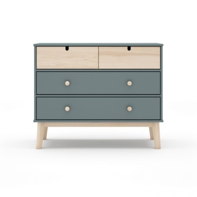 Cómoda de madeira azul e clara com quatro gavetas e puxadores redondos