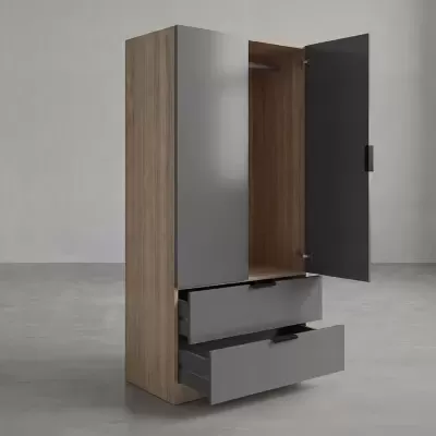 Guarda-roupa de madeira clara com portas e gavetas cinza fosco aberto