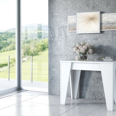 Mesa consola branca contra parede cinzenta com decoração e quadros abstratos, vista para área verde