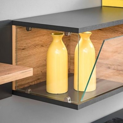 Vaso amarelo alto dentro de estante de madeira com vidro