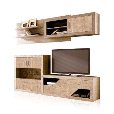 Conjunto de móveis em madeira clara com textura que imita palhinha, inclui prateleira suspensa, armário lateral e móvel para TV