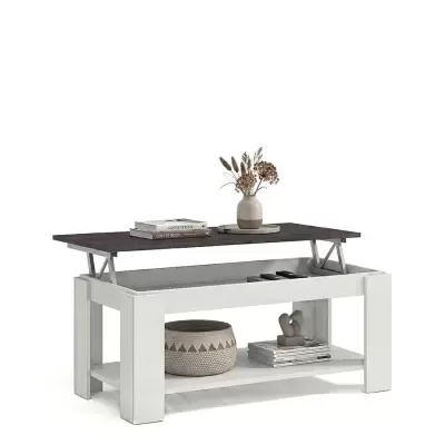Mesa de centro branca com tampo castanho elevado e decoração com livros e jarra de flores
