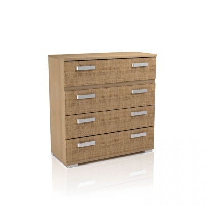 Cómoda de madeira clara com quatro gavetas em rattan e puxadores metálicos