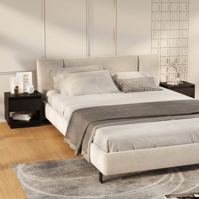 Cama estofada bege com roupa de cama cinza e almofadas texturizadas em quarto com mesas de cabeceira pretas e tapete cinza