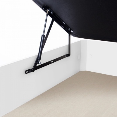 Suporte metálico preto com amortecedores ligado a estrutura branca e base estofada bege